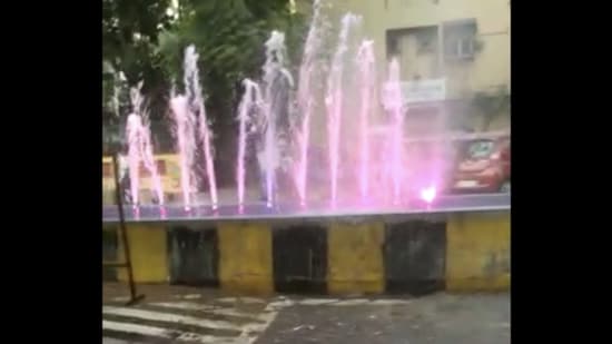 The water fountain in the middle of a road divider in Nerul Sector 11, Navi Mumbai. It is causing inconvenience to motorists. (HT PHOTO)