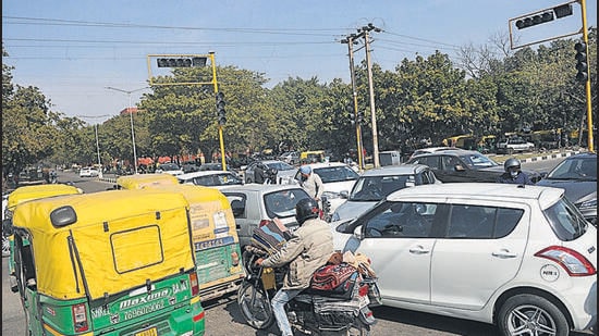 Traffic management was thrown out of gear for over 40 hours while Chandigarh remained without power since Monday midnight. (HT Photo)