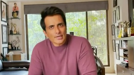 Sonu Sood has urged government to bring back Indian citizens from Ukraine.