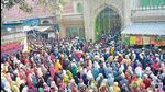 Crowd outside the dargah of Ghazi Salar Masud in Bahraich. (HH Photo)
