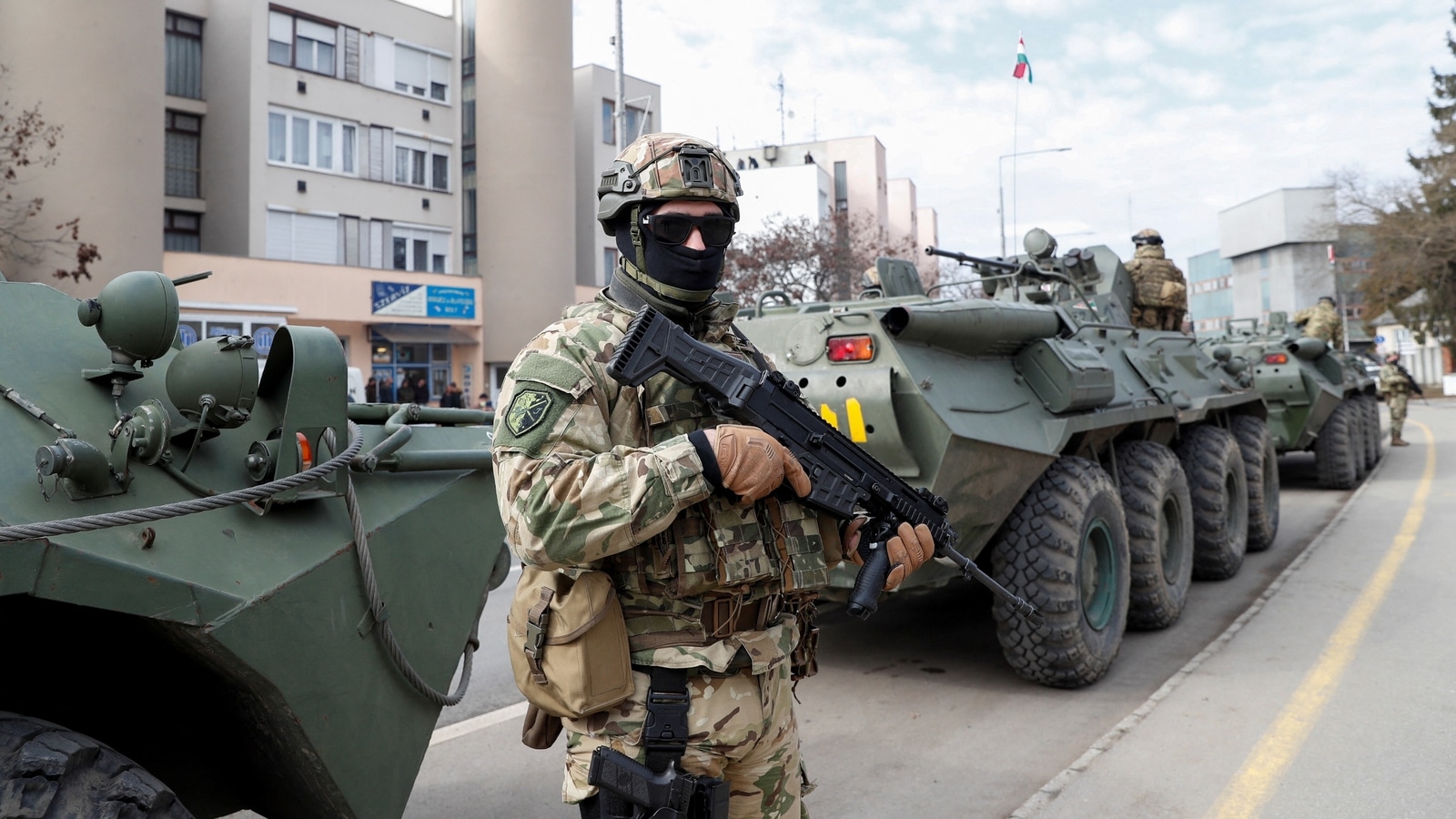 Почему в украину вводят войска. Войска Ирана. Российские войска на Украине. Солдат НАТО vs Россия. Армия Венгрии.