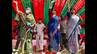 Dimple Yadav reiterates SP’s promise of 33% quota to women in govt jobs if her party comes to power (HT photo) Dimple Yadav reiterates SP’s promise of 33% quota to women in govt jobs if her party comes to power (HT photo)