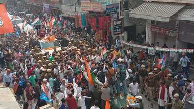 Priyanka Gandhi Vadra also distributed friendship bands and her party’s mini calendars among the crowd bearing the Congress slogan “ladki hoon lad sakti hoon” (I am a girl and I can fight) (HT photo) Priyanka Gandhi Vadra also distributed friendship bands and her party’s mini calendars among the crowd bearing the Congress slogan “ladki hoon lad sakti hoon” (I am a girl and I can fight) (HT photo)