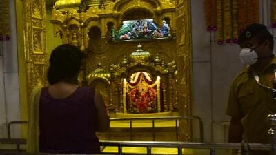 Devotees maintain social distance norm while taking the darshan of Siddhivinayak Ganpati at Prabhadevi in Mumbai. (HT Photo)