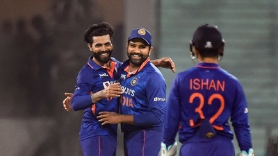 Indian bowler Ravindra Jadeja celebrates with team captain Rohit Sharma after the wicket of Sri Lankan batsman Dinesh Chandimal, during the 1st T20 cricket match between India and Sri Lanka, at Bharat Ratna Shri Atal Bihari Vajpayee Ekana cricket stadium, in Lucknow, Thursday, Feb. 24, 2022. (PTI) Indian bowler Ravindra Jadeja celebrates with team captain Rohit Sharma after the wicket of Sri Lankan batsman Dinesh Chandimal, during the 1st T20 cricket match between India and Sri Lanka, at Bharat Ratna Shri Atal Bihari Vajpayee Ekana cricket stadium, in Lucknow, Thursday, Feb. 24, 2022. (PTI)