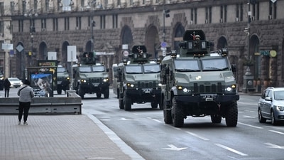 TOPSHOT - Ukrainian military vehicles move past Independence square in central Kyiv on February 24, 2022. (Photo by Daniel LEAL / AFP) (AFP) TOPSHOT - Ukrainian military vehicles move past Independence square in central Kyiv on February 24, 2022. (Photo by Daniel LEAL / AFP) (AFP)
