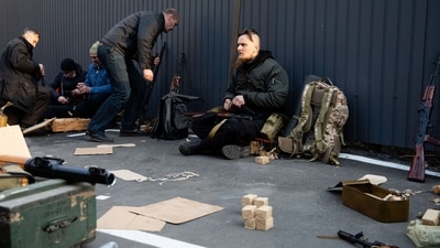 Members of the Territorial Defence Forces of Ukraine load ammunition after receiving weapons to defend the city of Kyiv, Ukraine February 25, 2022. (REUTERS)
