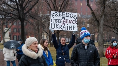 Demonstrators protest the Russian invasion of Ukraine outside the White House in Washington, D.C. (Bloomberg)
