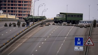 Ukrainian soldiers take positions against invading Russians on a bridge in Kyviv Ukrainian soldiers take positions against invading Russians on a bridge in Kyviv