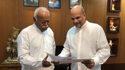 Sri Lankan high commissioner Milinda Moragoda (right) with RSS chief Mohan Bhagwat at the RSS headquarters in Nagpur on Thursday. (Supplied photo)