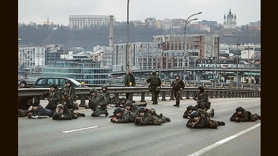 Servicemen of the Ukrainian National Guard take positions in central Kyiv, after Russia launched a massive military operation against Ukraine. (REUTERS) Servicemen of the Ukrainian National Guard take positions in central Kyiv, after Russia launched a massive military operation against Ukraine. (REUTERS)