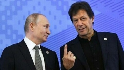 Showing a finger: Pakistan PM Imran Khan meets Russian President Vladimir Putin. Showing a finger: Pakistan PM Imran Khan meets Russian President Vladimir Putin.