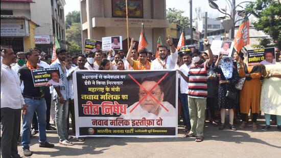 BJP activists stage a protest demanding the resignation of Maharashtra minister and NCP leader Nawab Malik, who was arrested by the ED in a money laundering case, in Mumbai on Thursday. (Vijay Bate/HT Photo)