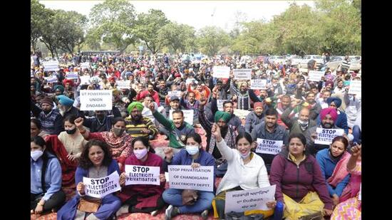 The Himachal Pradesh government on Friday issued a restraining order warning government employees of tough action if they take part in protests. The order was issued by chief secretary Ram Subhag Singh to all department heads and deputy commissioners of the district for strict compliance. (HT File Photo/ Representational image)