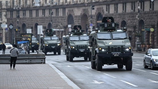 TOPSHOT - Ukrainian military vehicles move past Independence square in central Kyiv on February 24, 2022. (Photo by Daniel LEAL / AFP)(AFP)