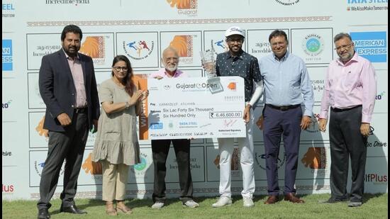 Karandeep Kochhar being awarded after winning the 2022 Gujarat Open Golf Championship in Ahmedabad. (HT Photo)