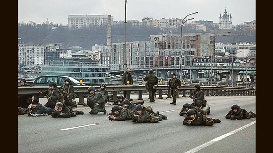 Servicemen of the Ukrainian National Guard take positions in central Kyiv, after Russia launched a massive military operation against Ukraine. (REUTERS)