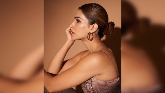 Kriti Sanon opted for subtle glam makeup for this look and tied her hair in a neat bun.(Instagram/@sukritigrover)