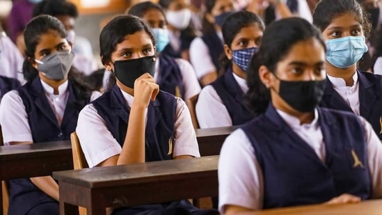 "Schools to function fully offline from 1 Apr. Fines for not wearing masks reduced to <span class='webrupee'>₹</span>500. All shud continue following Covid Appropriate Behaviour. Govt will keep strict watch," Arvind Kejriwal further wrote.(PTI)