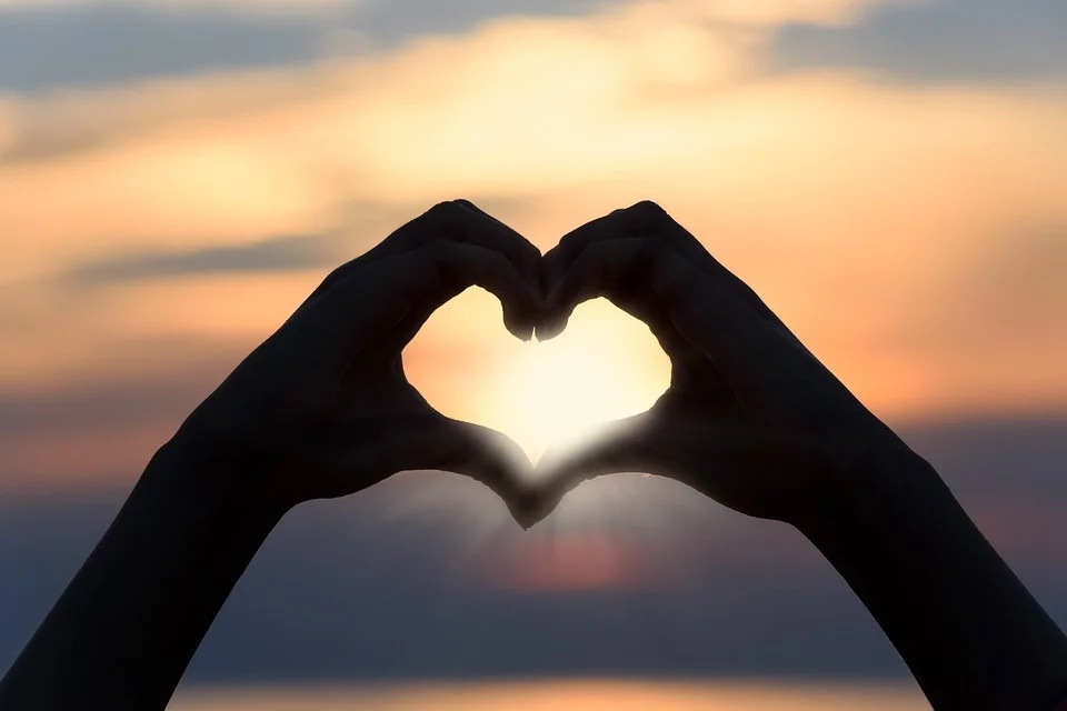 If you have not been spending enough time with your partner lately, you will realise that you are growing emotionally distant and that is not a nice feeling. (Pixabay)