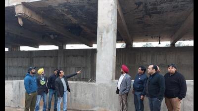 Members of engineers’ body highlighting the alleged flaws in the structure of Pakhowal Road RUB Project in Ludhiana on February 26, 2022. (HT PHOTO) Members of engineers’ body highlighting the alleged flaws in the structure of Pakhowal Road RUB Project in Ludhiana on February 26, 2022. (HT PHOTO)