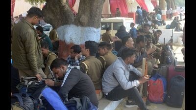 Cops waiting for their rides to head to polling stations on the eve of the voting day in Prayagraj on Saturday. (HT photo) Cops waiting for their rides to head to polling stations on the eve of the voting day in Prayagraj on Saturday. (HT photo)