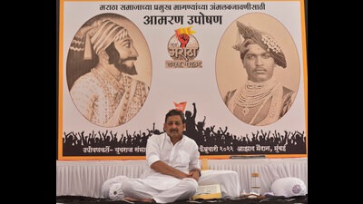 Sambhajiraje visited the Hutatma chowk before proceeding to Azad Maidan to being the hunger strike. (Anshuman Poyrekar/HT PHOTO) Sambhajiraje visited the Hutatma chowk before proceeding to Azad Maidan to being the hunger strike. (Anshuman Poyrekar/HT PHOTO)