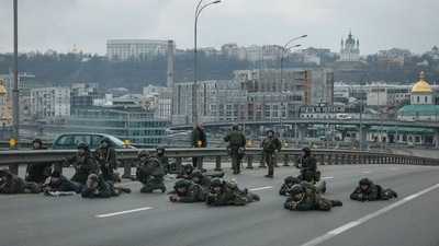 Ukraine crisis: Servicemen of the Ukrainian National Guard take positions in central Kyiv, (Reuters)&nbsp; (REUTERS)
