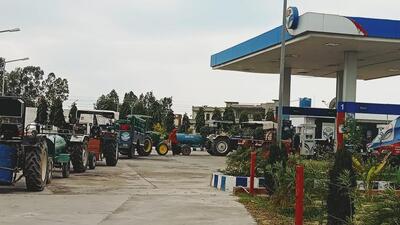 Tractors lined up at a filling station near Golewala village in Faridkot of Punjab on Saturday. (HT Photo) Tractors lined up at a filling station near Golewala village in Faridkot of Punjab on Saturday. (HT Photo)