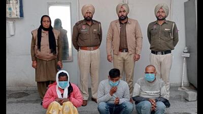 The arrested accused held with heroin in custody of Khanna police in Khanna, Ludhiana, on February 26, 2022. (HT PHOTO) The arrested accused held with heroin in custody of Khanna police in Khanna, Ludhiana, on February 26, 2022. (HT PHOTO)