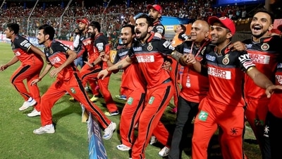 Virat Kohli and the RCB side in 2016 (iplt20.com) Virat Kohli and the RCB side in 2016 (iplt20.com)