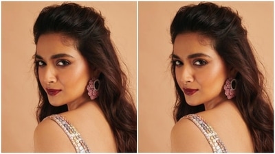 Keerthy accessorised her look for the day with contrasting pink earrings from the house of Vandals and rounded off her look with black sandals. (Instagram/@keerthysureshofficial)