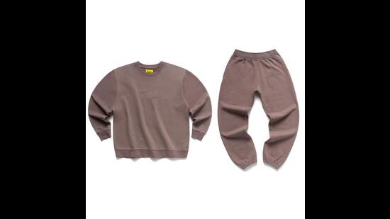 The sweat set from MARKET, available on CAPSUL (a new streetwear platform) is extremely comfortable and defines streetwear becoming the new casual wear