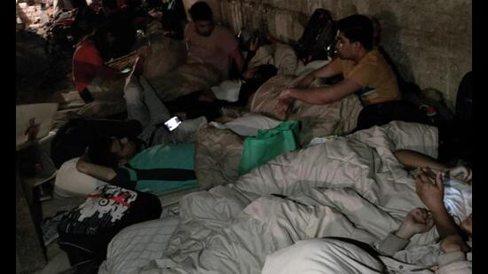 Students sleeping in an overcrowded bunker at Kharkiv in eastern Ukraine. (HT)