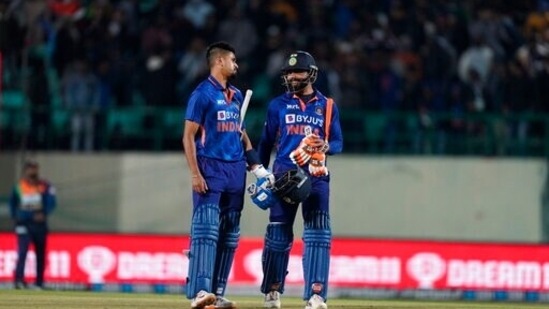 Ravindra Jadeja, right, talks with his teammate Shreyas Iyer(AP)