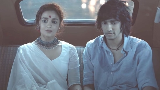 Alia Bhatt and Shantanu Maheshwari in a still from Gangubai Kathiawadi song Meri Jaan.&nbsp;