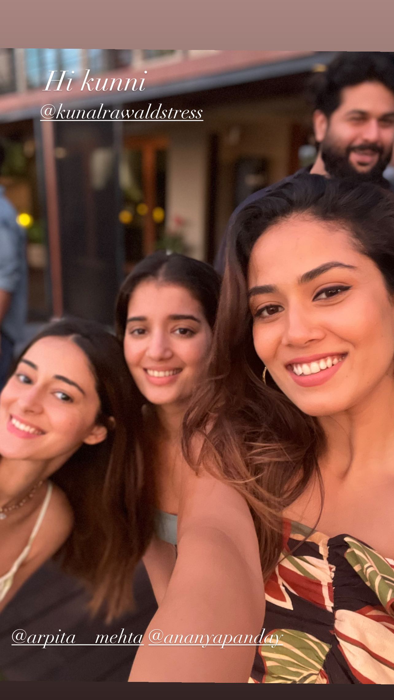 Mira Rajput poses with Ananya Panday and their friends.