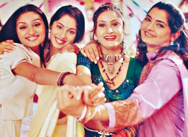 Urvashi (in green), Sangeeta Ghosh and other co-stars on the sets of Mehendi Tere Naam Ki Urvashi (in green), Sangeeta Ghosh and other co-stars on the sets of Mehendi Tere Naam Ki