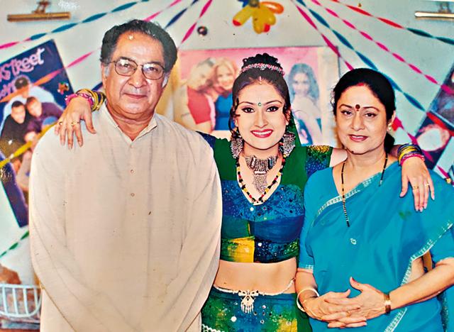 With Aruna Irani and Satyen Kappu on the sets of Mehendi Tere Naam Ki With Aruna Irani and Satyen Kappu on the sets of Mehendi Tere Naam Ki