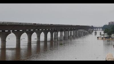 After the revision in design, the Ganga path (in pic) will run through 14.40km elevated driveway and 6.10km at grade build up. As a result, the cost of the project would escalate to ₹3,831 crore, ₹441 crore more than the previous estimate. (Santosh Kumar /HT Photo) After the revision in design, the Ganga path (in pic) will run through 14.40km elevated driveway and 6.10km at grade build up. As a result, the cost of the project would escalate to ₹3,831 crore, ₹441 crore more than the previous estimate. (Santosh Kumar /HT Photo)