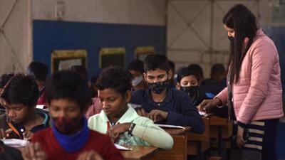 EDITORIAL DISCRETION NEEDED | Noida, India - December 29, 2021: A view inside a classroom at a government school in Sector 12, Noida, India on Wednesday, December 29, 2021. All Noida School Parents Association has demanded closure of schools in the district in the view of rising Covid-19 cases. (Photo by Sunil Ghosh / Hindustan Times) **To go with Ashni’s story** EDITORIAL DISCRETION NEEDED | Noida, India - December 29, 2021: A view inside a classroom at a government school in Sector 12, Noida, India on Wednesday, December 29, 2021. All Noida School Parents Association has demanded closure of schools in the district in the view of rising Covid-19 cases. (Photo by Sunil Ghosh / Hindustan Times) **To go with Ashni’s story**