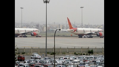 An ‘airport assault force’ constable posted outside the airport intervened and asked them to stop, after which they yelled at him. (HT PHOTO) An ‘airport assault force’ constable posted outside the airport intervened and asked them to stop, after which they yelled at him. (HT PHOTO)