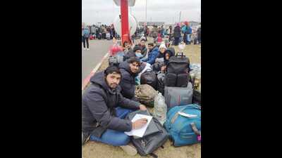The students sitting in the open, in freezing temperature. (Sourced) The students sitting in the open, in freezing temperature. (Sourced)