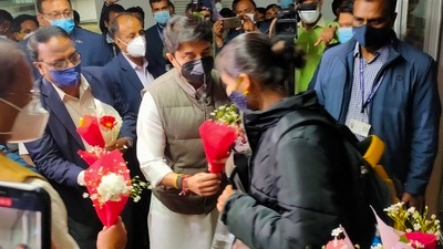 Union aviation minister Jyotiraditya Scindia receives the Indian nationals who were flown back to Delhi from Bucharest by AI 1942 on 27th February, (Twitter.com/ @airindiain)