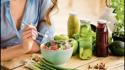 It is important to consume food items that are loaded with Vitamin B12 and good cholesterol. Items such as olive oil, nuts and seeds are rich in these nutrients and can help in keeping the body healthy. 