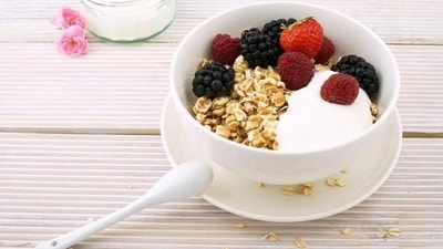 Oats for breakfast helps in reducing the cholesterol level in the body. Adding various types to fruits to your oats helps the body to get important nutrients. 