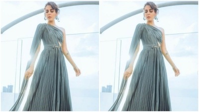 "Pause and remember, nothing lasts forever," Mandana captioned her pictures. She completed her look with silver ear studs and a silver bracelet. (Instagram/@mandanakarimi)