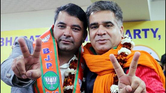 Mubashar Azad, nephew of Congress leader Ghulam Nabi Azad, with Jammu and Kashmir Bharatiya Janata Party (BJP) chief Ravinder Raina shows victory signs as he joins BJP, at the party headquarters, Trikuta Nagar, in Jammu on Sunday. (ANI)
