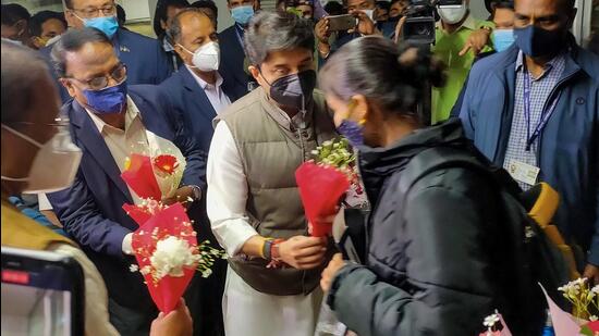 The students evacuated from Ukraine were welcomed by Civil aviation minister Jyotiraditya Scindia at Delhi’s Indira Gandhi International Airport on Sunday. (PTI)