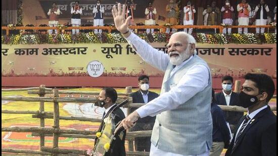 Prime Minister Narendra Modi waves as he arrives for an interaction with BJP booth workers for the UP polls in Varanasi on Sunday. (PTI PHOTO)